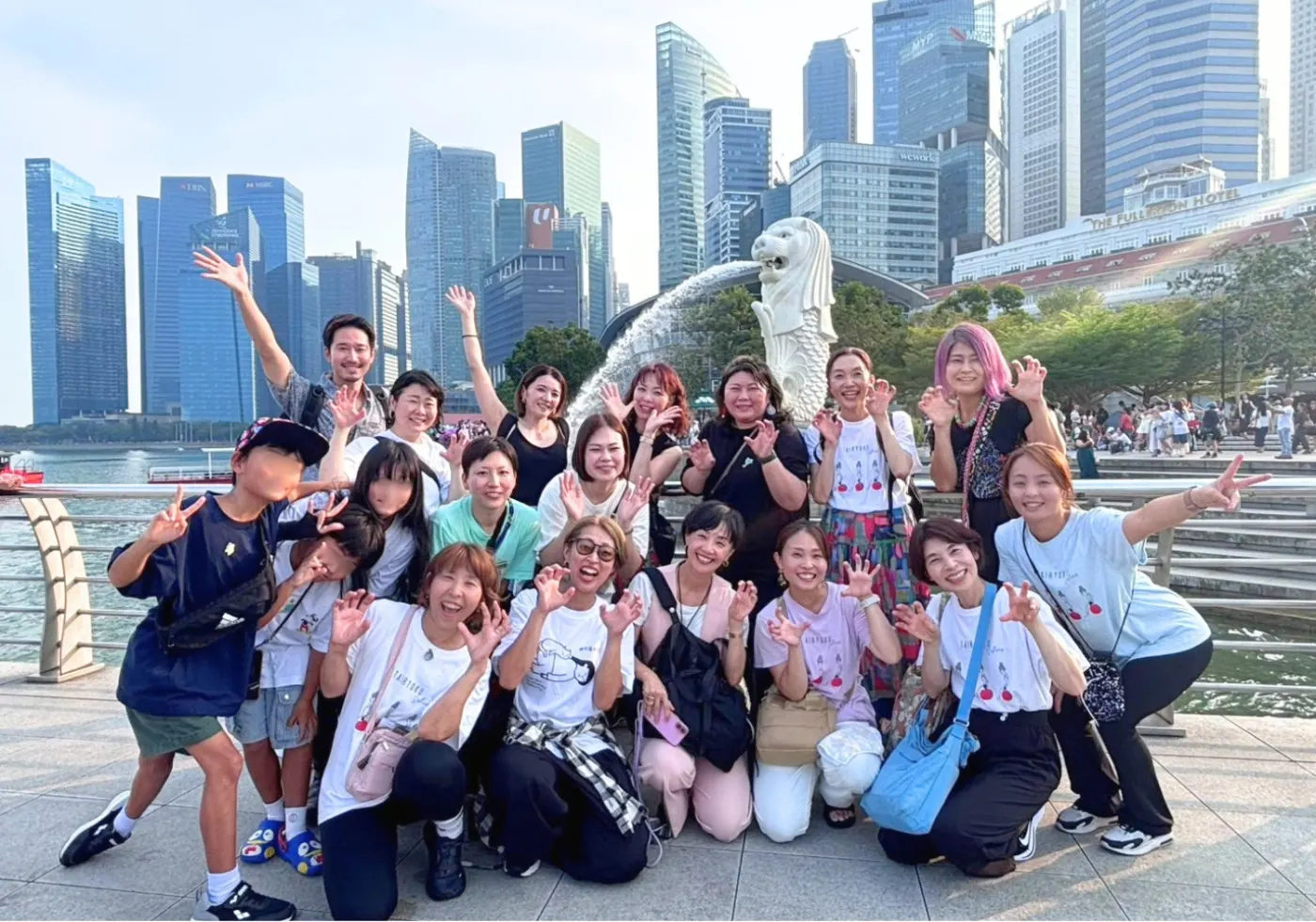 2026年シンガポール海外研修 マーライオン前での集合写真